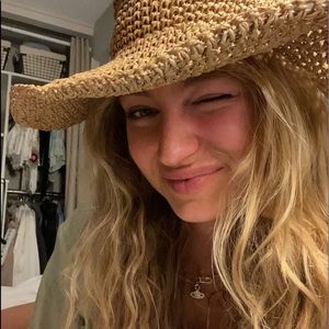 Meet your Posher, Olivia